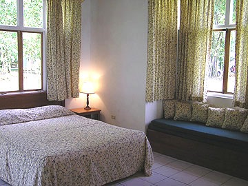 Bougainvillea Family Cottage - Rhodes Hall Jacuzzi Bougainvilla Bedroom - Negril Resorts and Hotels, Jamaica