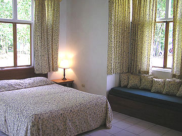 Bougainvillea Family Cottage Bougainvillea Family Cottage - Rhodes Hall Jacuzzi Bougainvilla Bedroom - Negril Resorts and Hotels, Jamaica