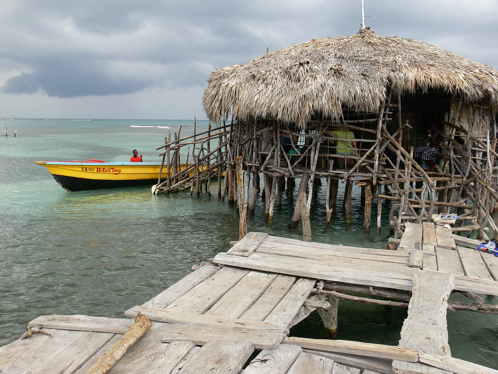 3565991568_7b8e163ccc_b Chill and Have Drinks at Floyd’s Pelican Bar